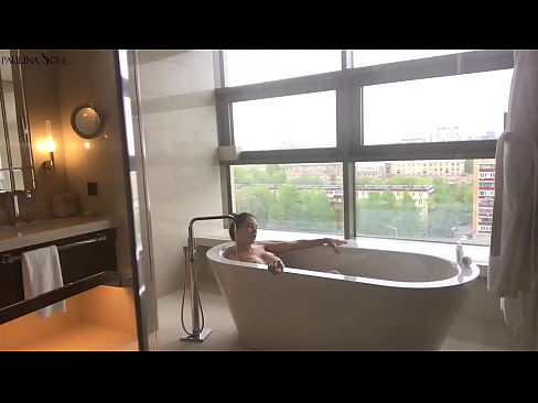 ❤️ 巨大的宝贝 激情地在浴室里撸起了她的阴部 Sex video