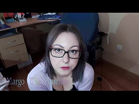 ❤️ 性感的眼镜女孩在镜头前深深地吸吮假阳具 Sex video