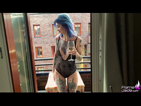 ❤️ 巨大的女孩大口吸吮,在空旷的天空下热情地做爱 Sex video